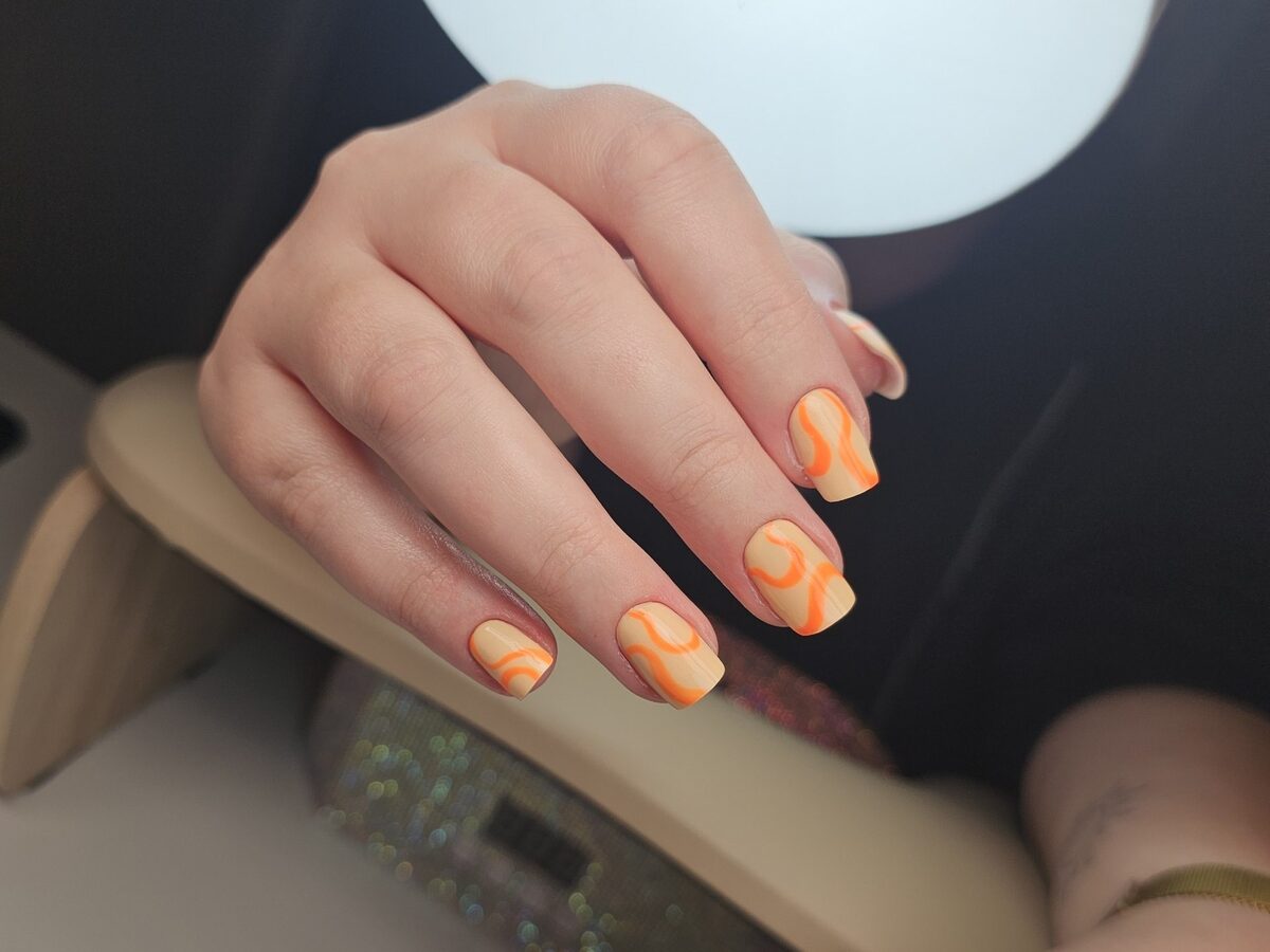 Dieselbe Hand direkt nach dem Auffüllen, orange-gelbes Design